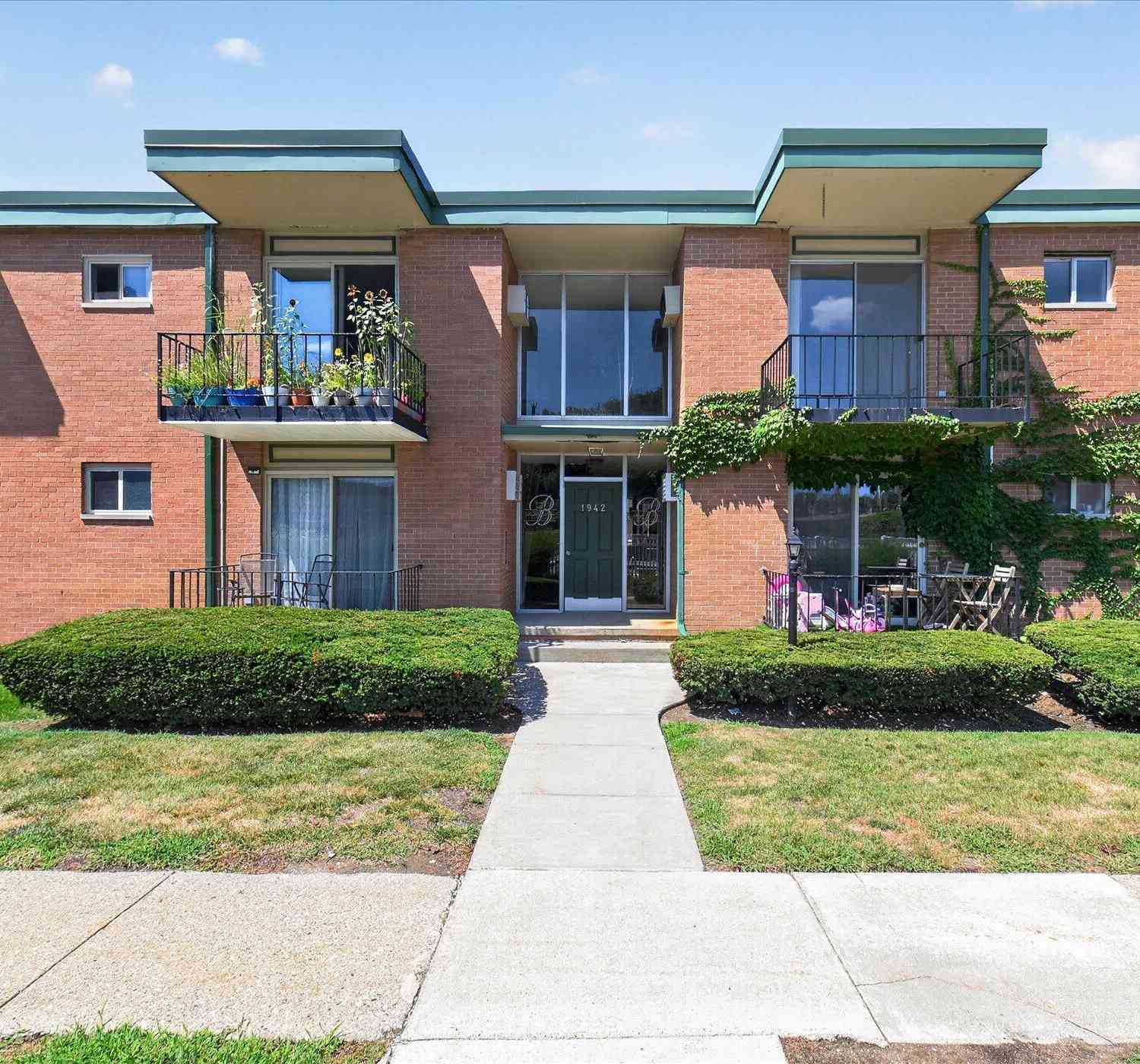 Condo For Sale - 1942 Axtell Drive #3<br/> Troy, MI 48084