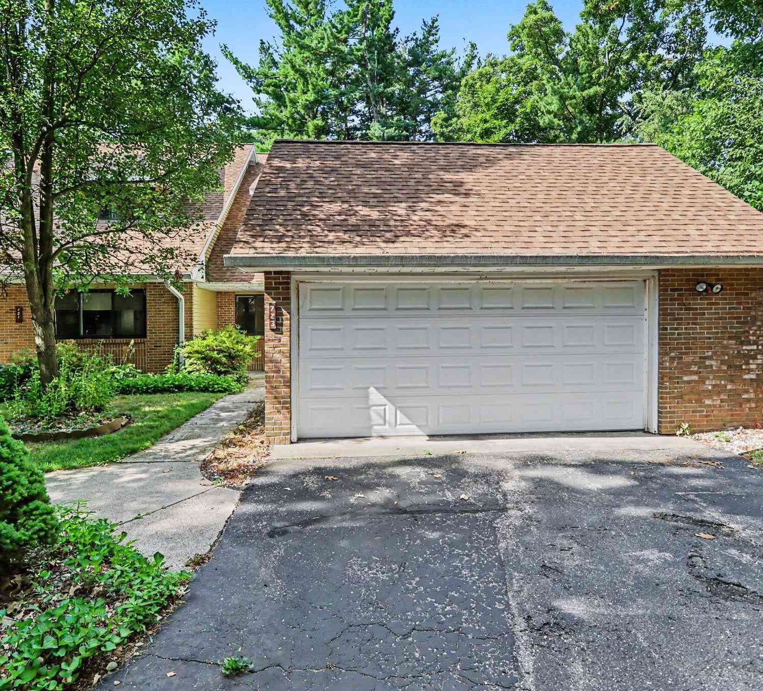 Condo For Sale - 723 Charlemagne Boulevard<br/> Battle Creek, MI 49017