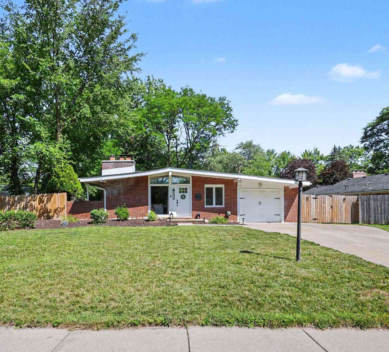 Homes For Sale - 29928 Rock Creek Drive<br/> Southfield, MI 48076