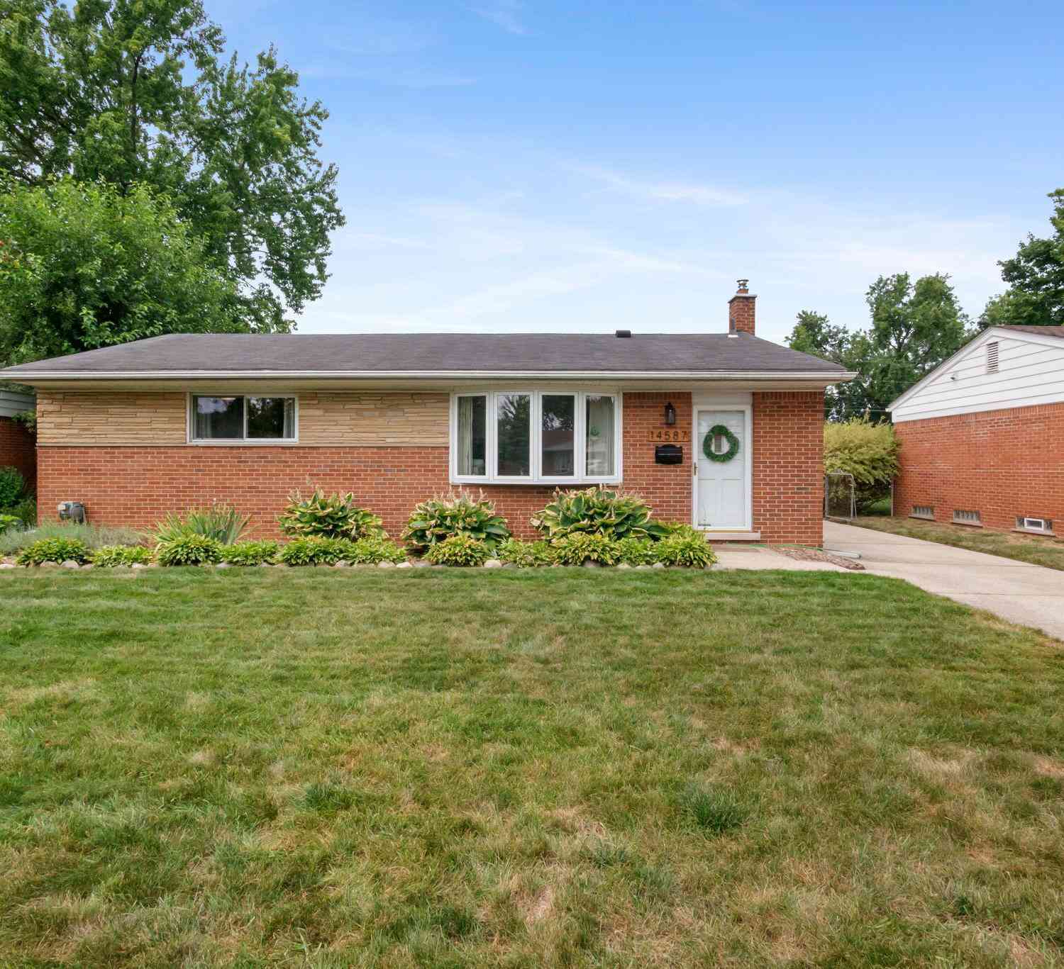 Homes For Sale - 14587 Blue Skies Street<br/> Livonia, MI 48154