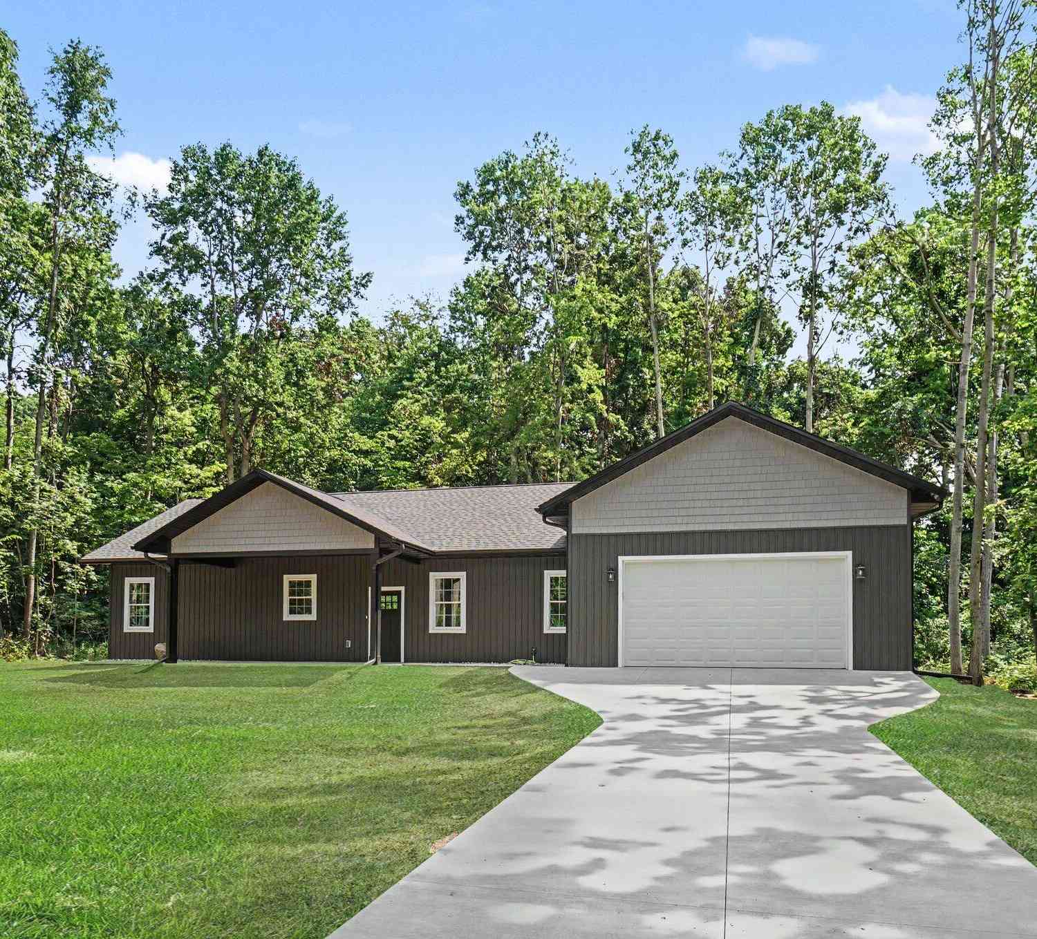 Homes For Sale - 74777 Ridgeway Drive<br/> Lawton, MI 49065