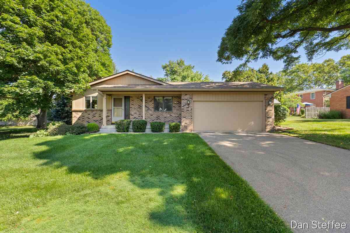 Condo For Sale - 2121 Dewberry Drive<br/> Grand Rapids, MI 49505