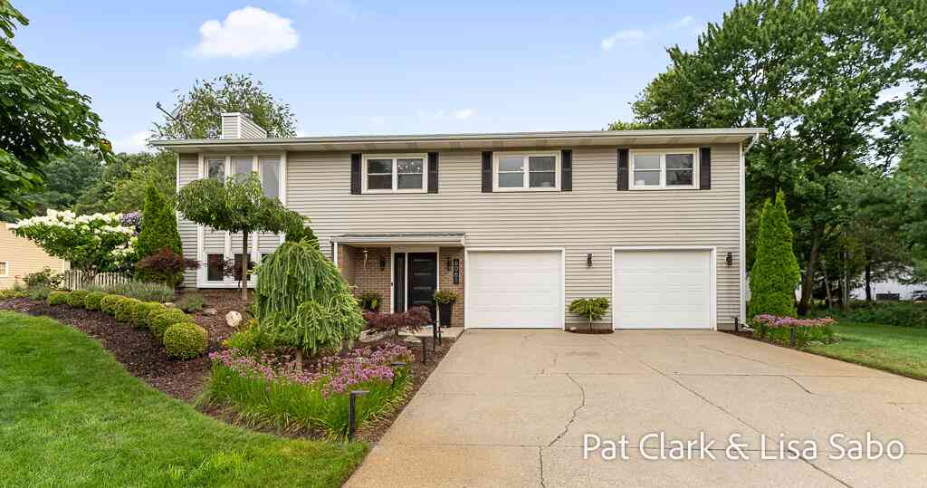 Homes For Sale - 6061 Ridgeview Drive<br/> Muskegon, MI 49441
