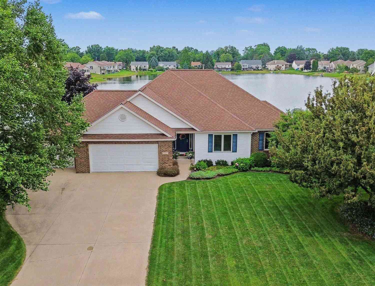 Homes For Sale - 10633 Bridgewater Drive<br/> Zeeland, MI 49464