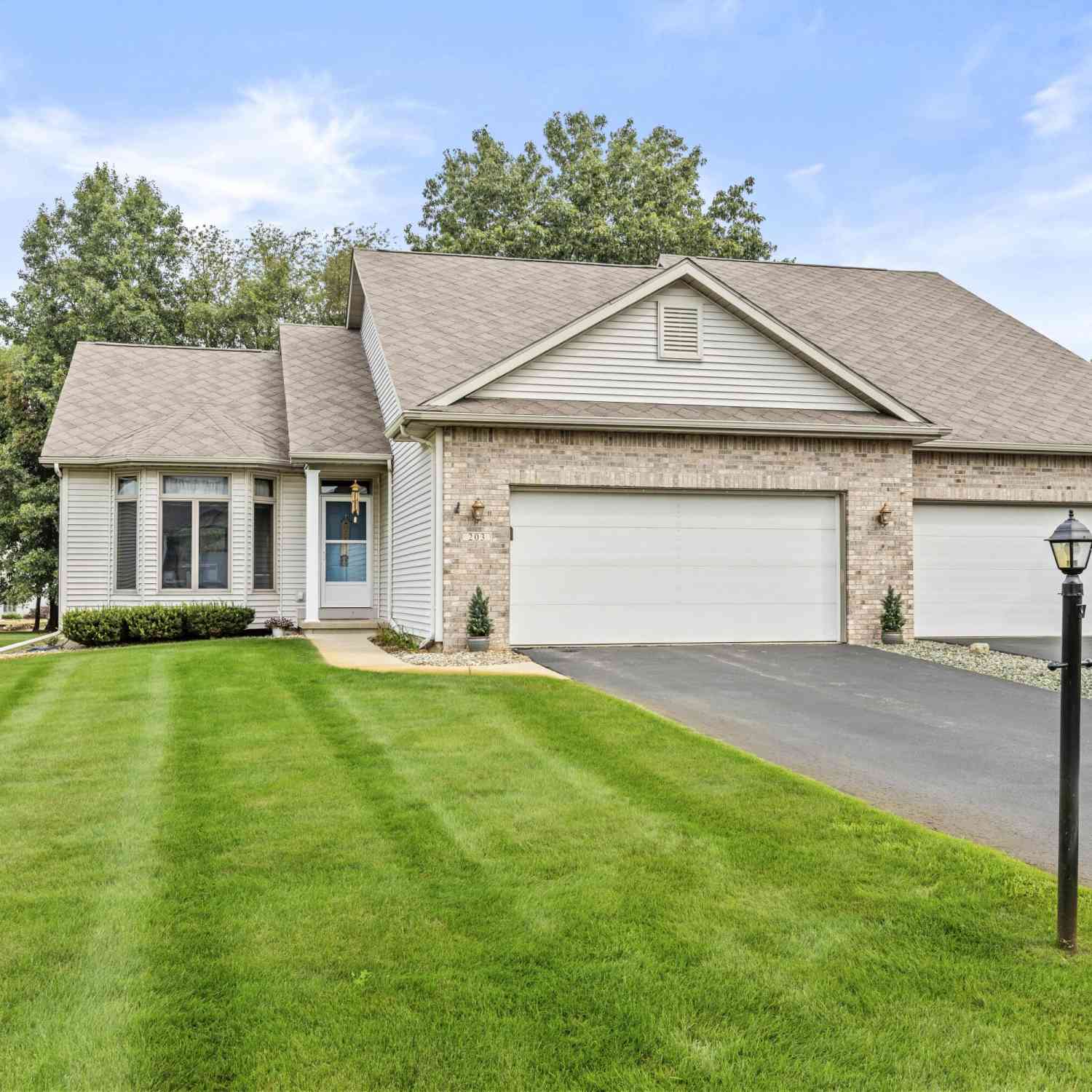 Condo For Sale - 203 Canterbury Park<br/> Calhoun County, Battle Creek, MI 49015