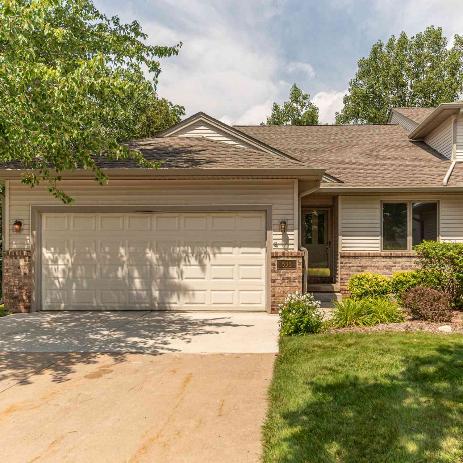 Condo For Sale - 535 Sycamore Circle<br/> Saline, MI 48176