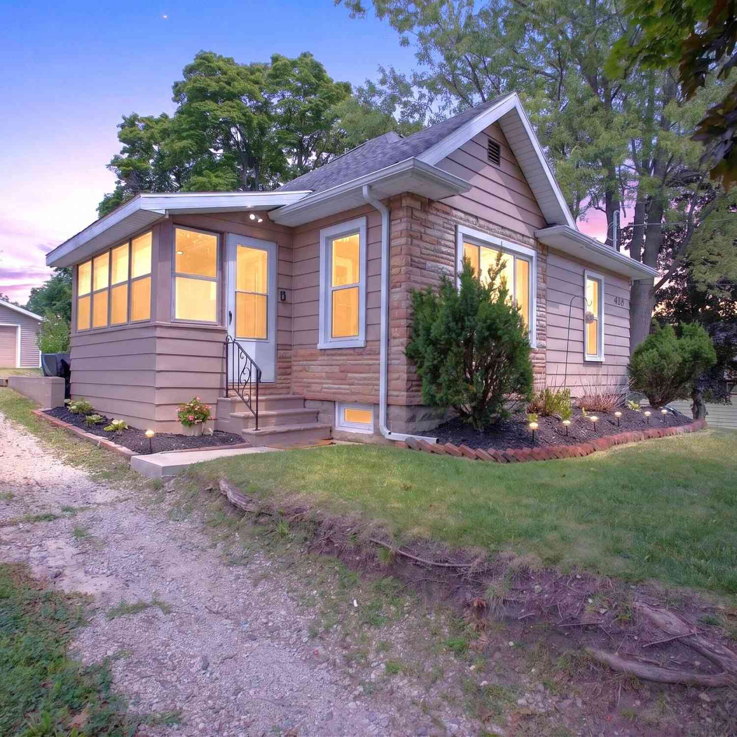 Homes For Sale - 438 W Monroe Street<br/> Jackson, MI 49202