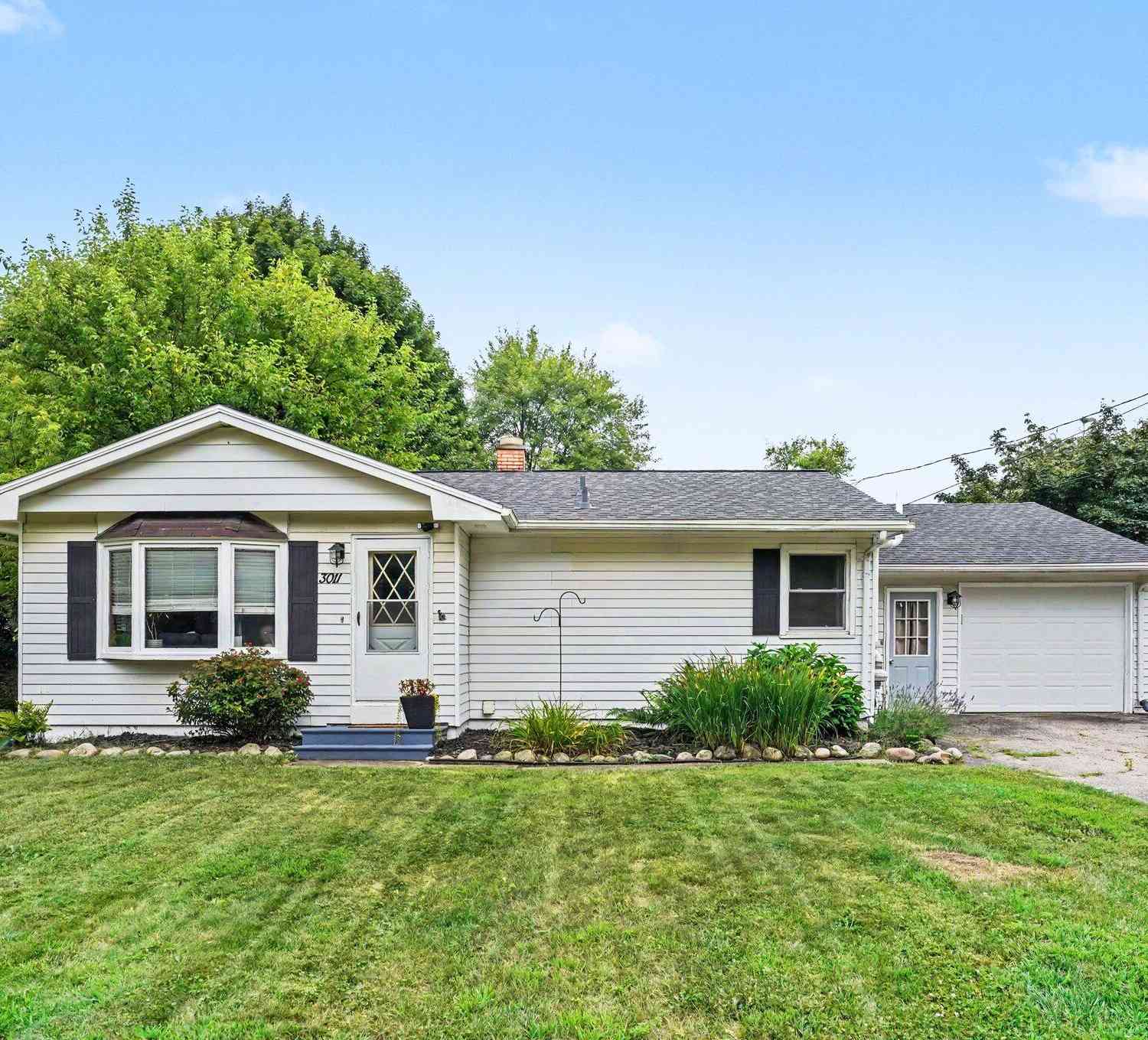 Homes For Sale - 3011 Barney Road<br/> Kalamazoo, MI 49004