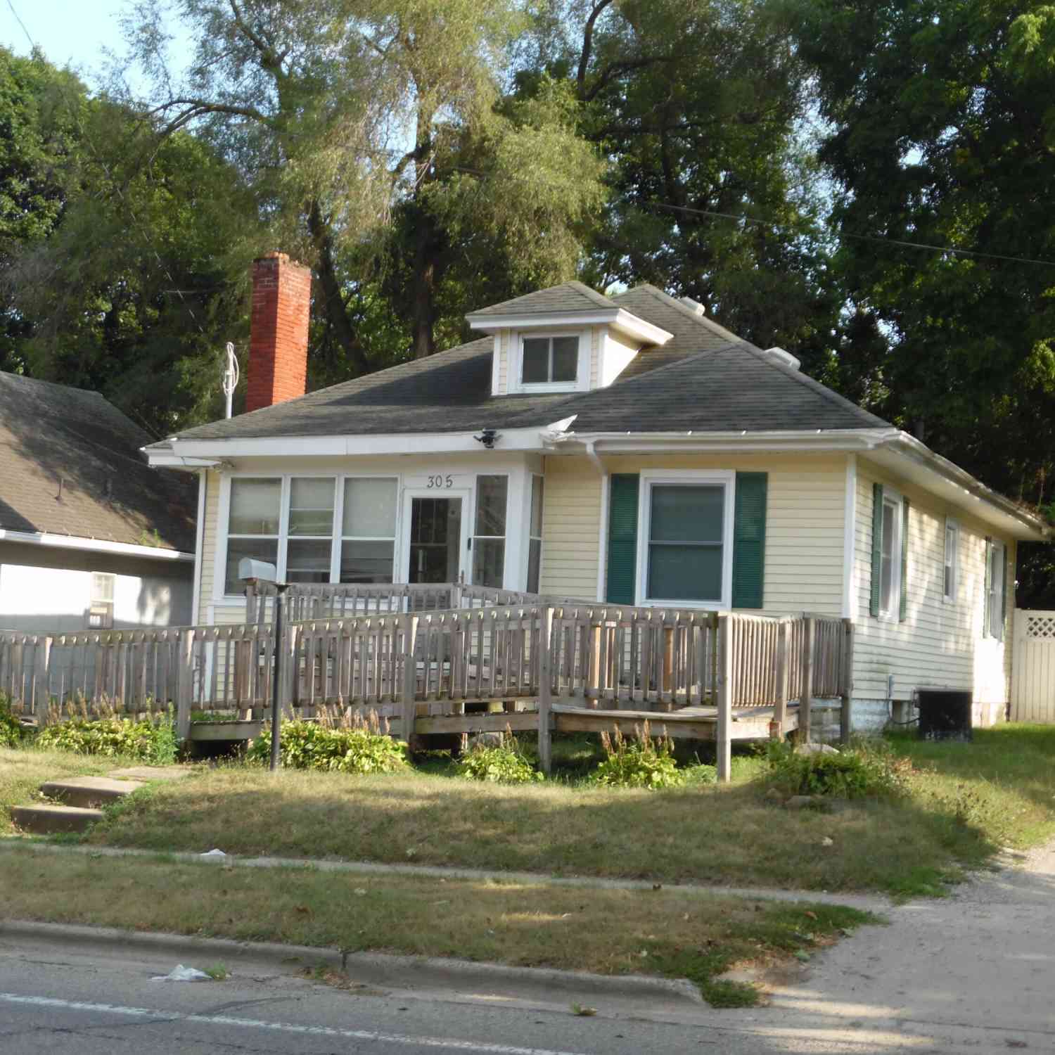Homes For Sale - 305 W High Street<br/> Jackson, MI 49203