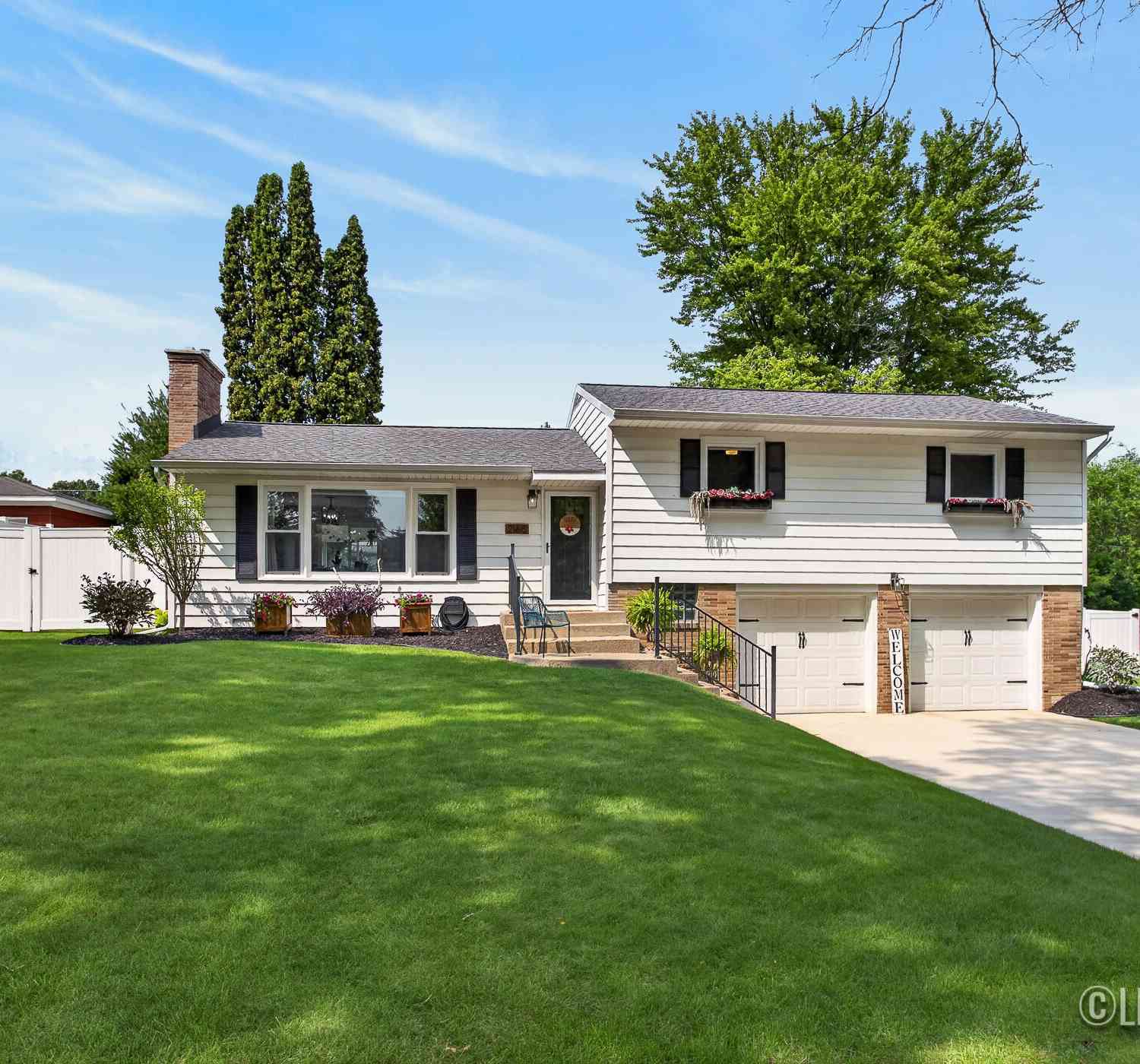Homes For Sale - 2165 Apple Avenue<br/> Grand Rapids, MI 49504
