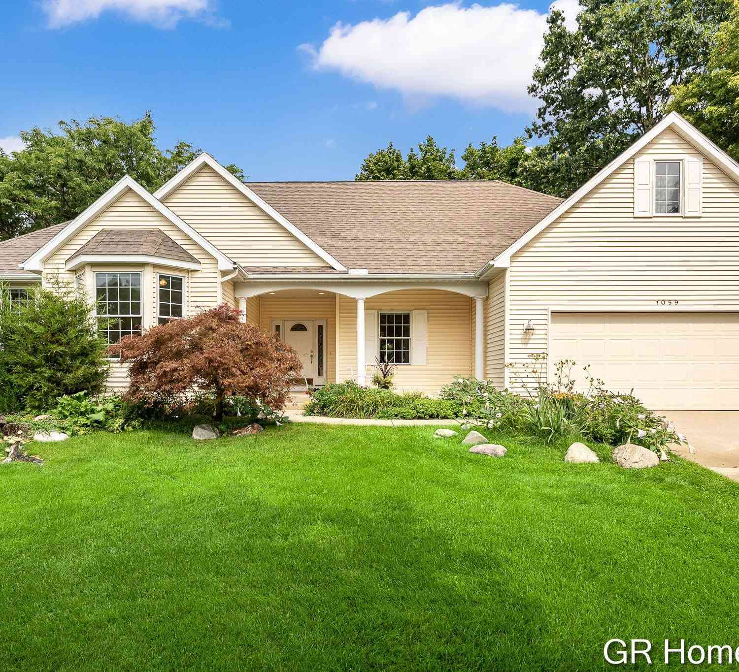 Homes For Sale - 1059 Greenwood Forest<br/> Grand Rapids, MI 49546