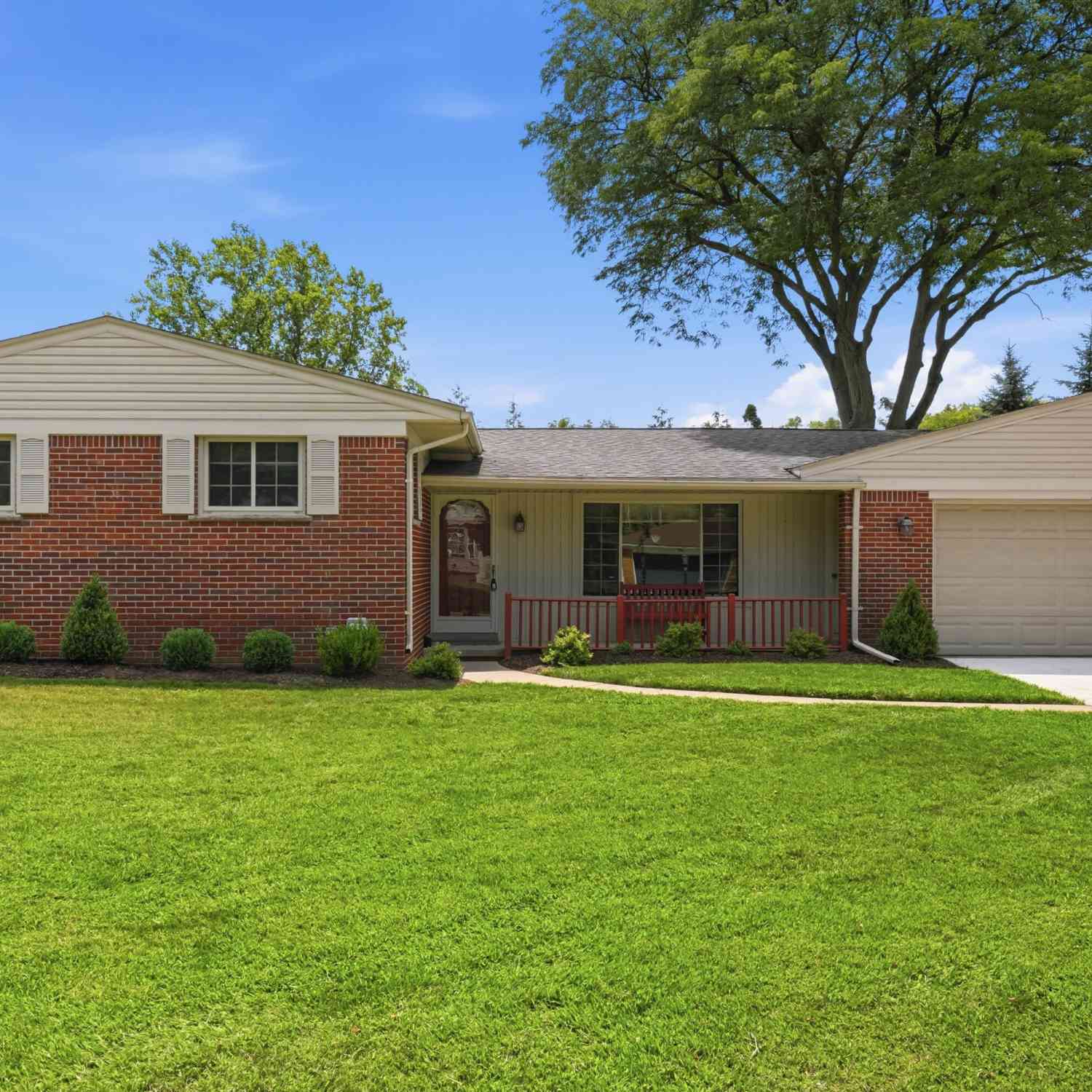 Homes For Sale - 34357 Munger Drive<br/> Livonia, MI 48154