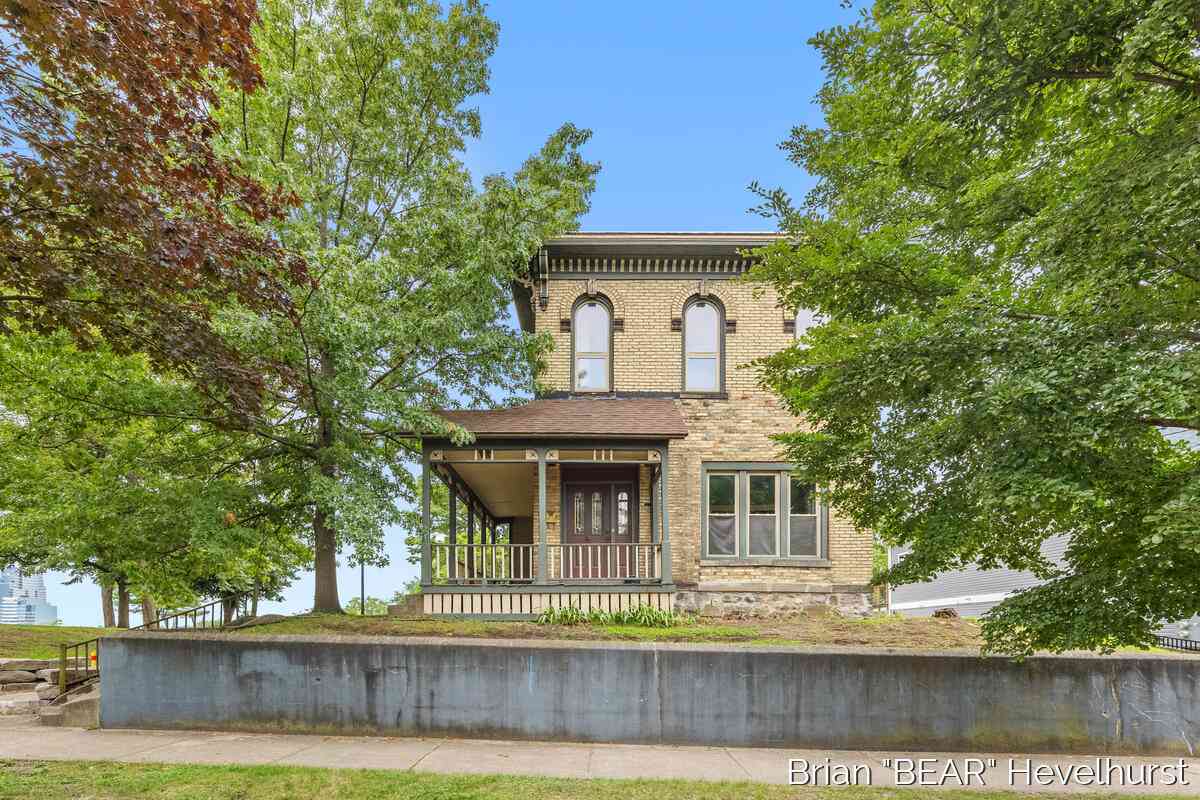 Homes For Sale - 827 Fairview Avenue<br/> Kent County, Grand Rapids, MI 49503