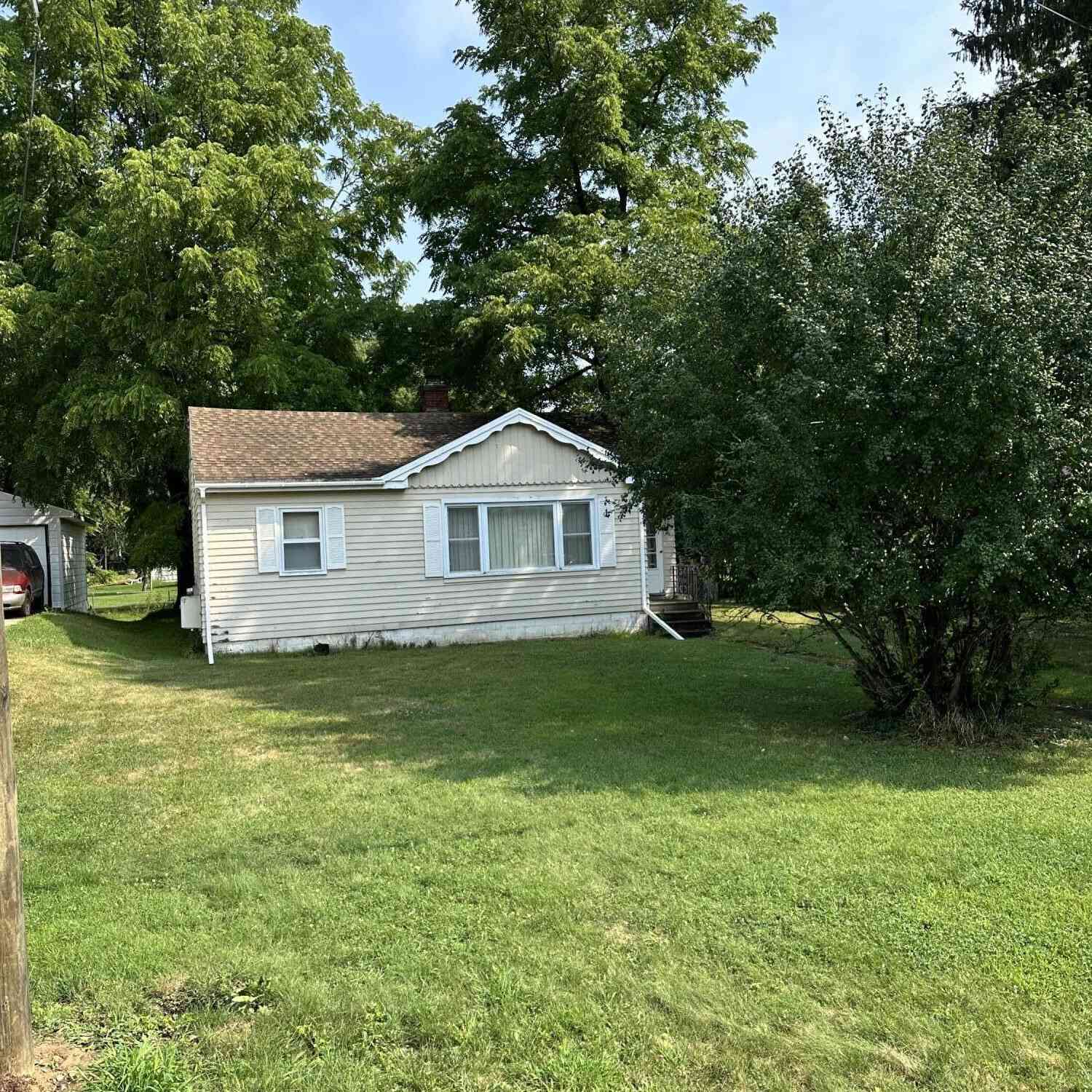 Homes For Sale - 3302 Carlton Boulevard<br/> Jackson, MI 49203