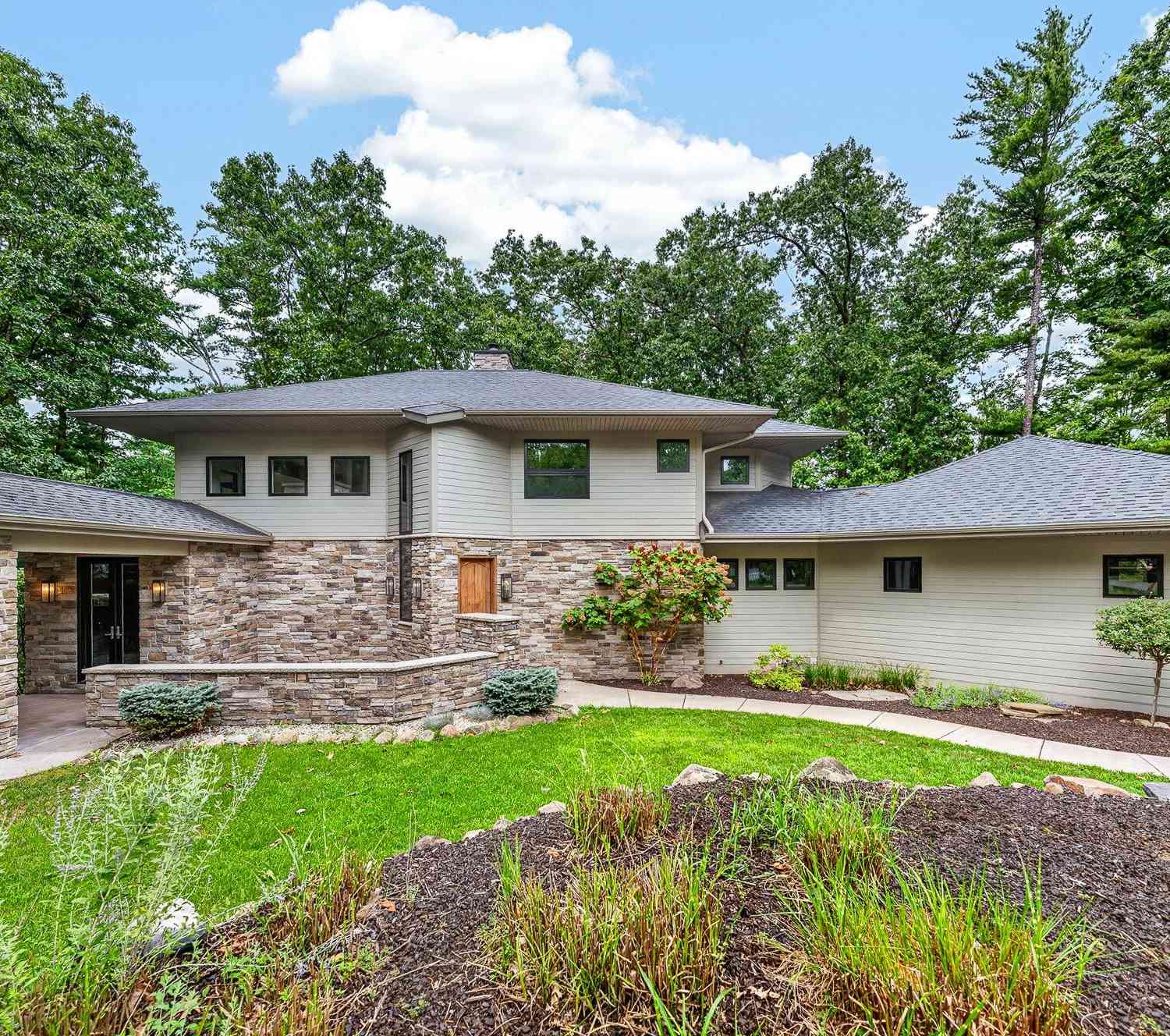 Homes For Sale - 2246 Shelter Pointe Drive<br/> Kalamazoo, MI 49008