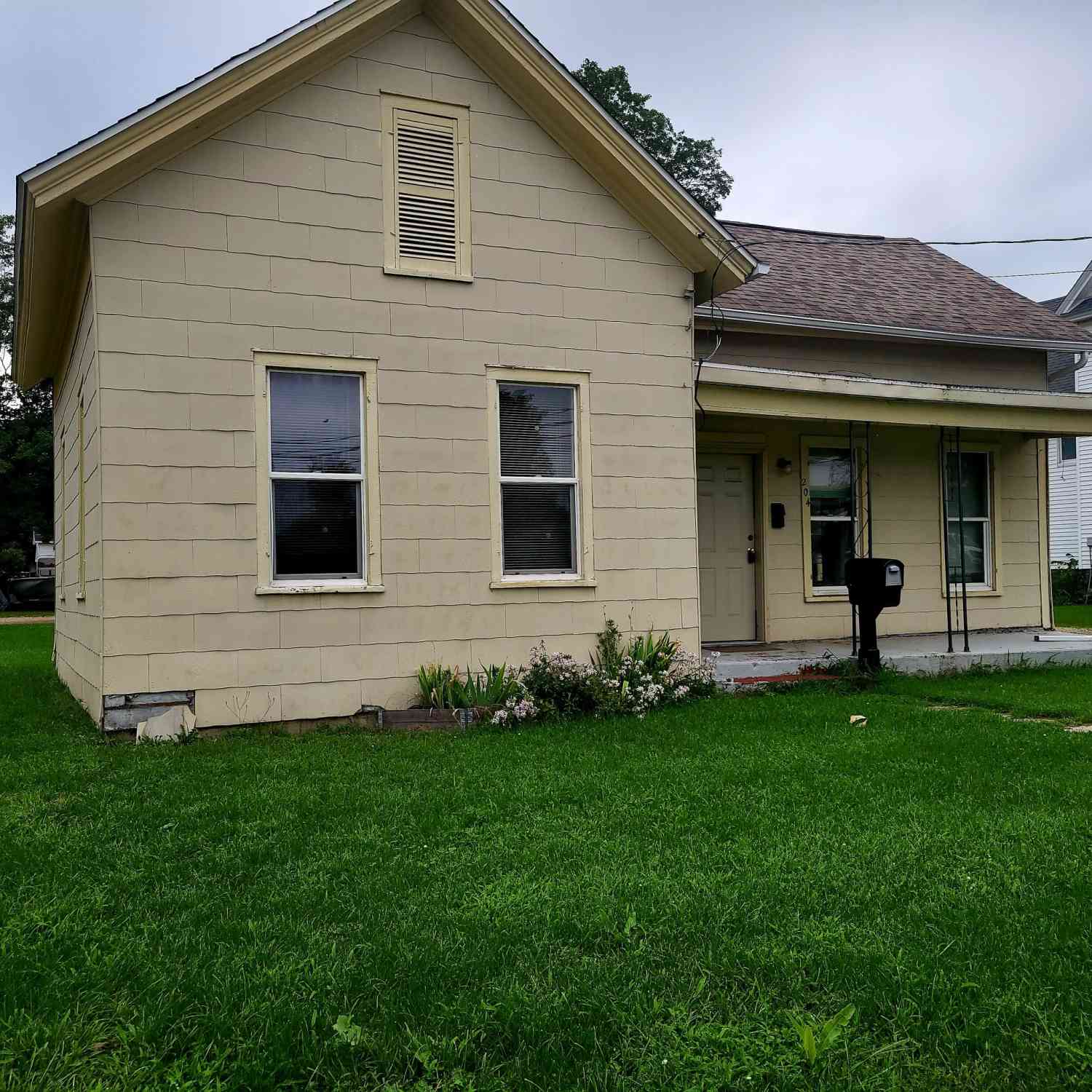 Homes For Sale - 204 W Delaware Street<br/> Van Buren County, Decatur, MI 49045
