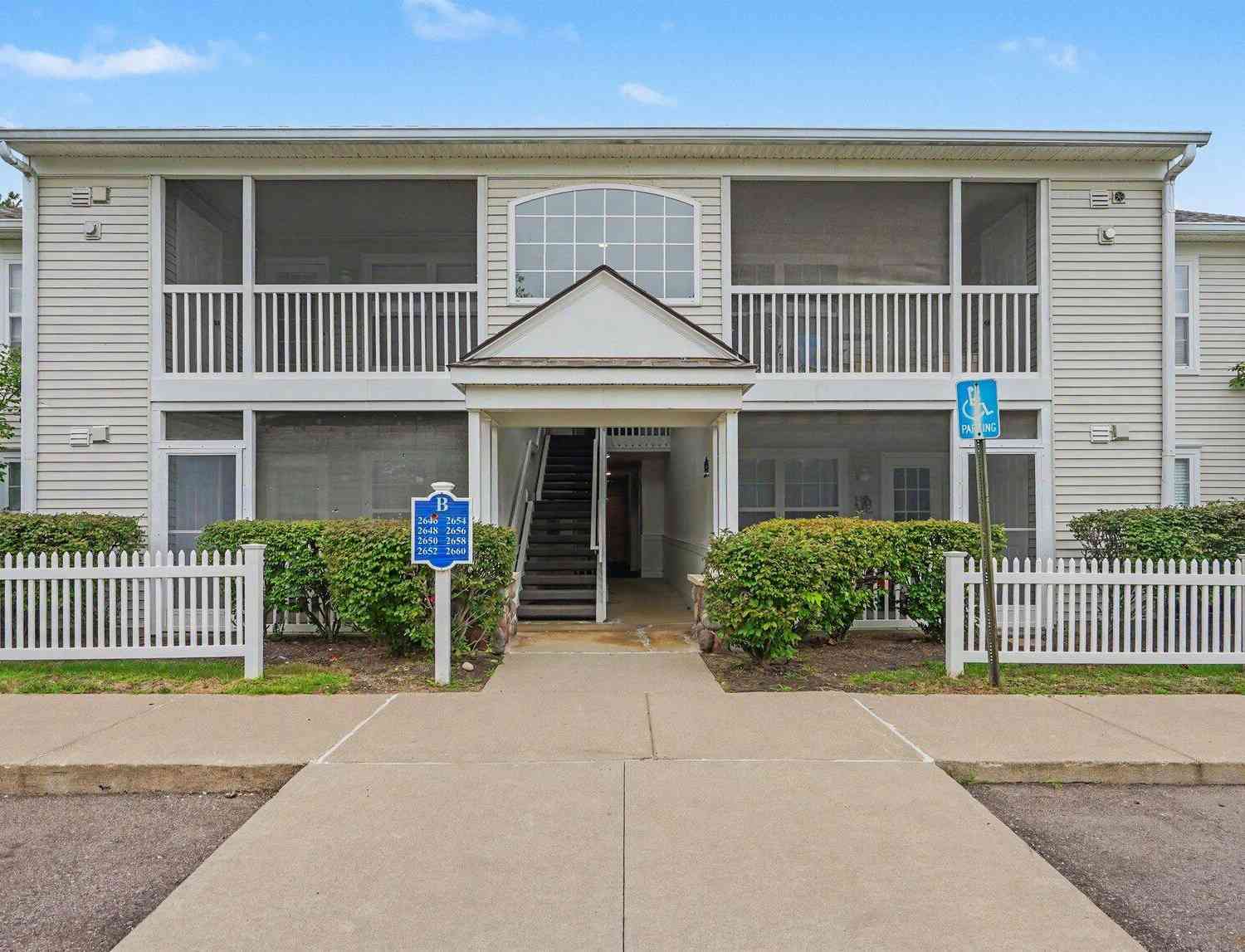 Condo For Sale - 2654 S Knightsbridge Circle<br/> Ann Arbor, MI 48105