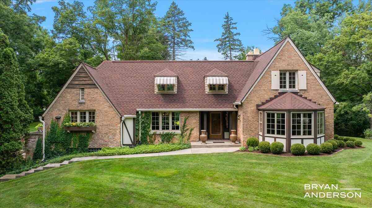 Homes For Sale - 1830 Bridge Street<br/> Kent County, Grand Rapids, MI 49504