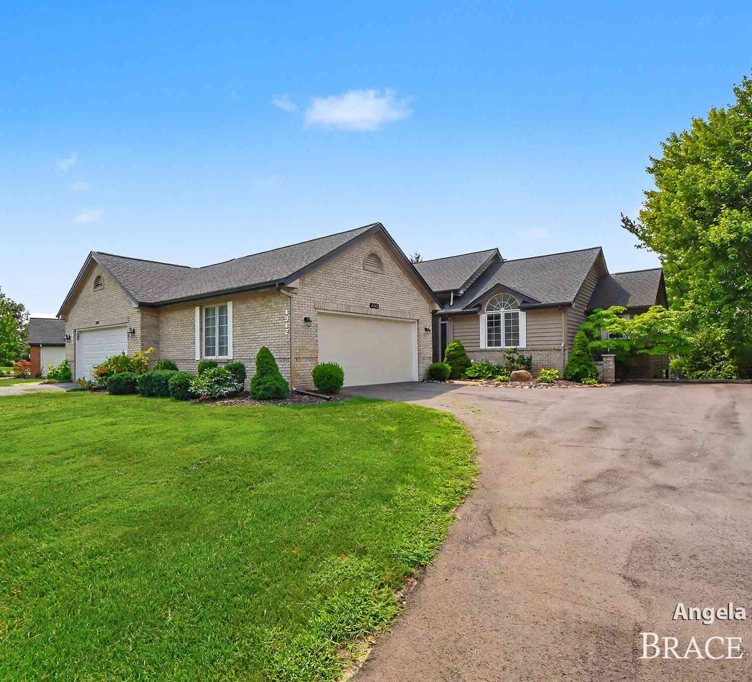Condo For Sale - 4942 N Quail Crest Drive<br/> Grand Rapids, MI 49546