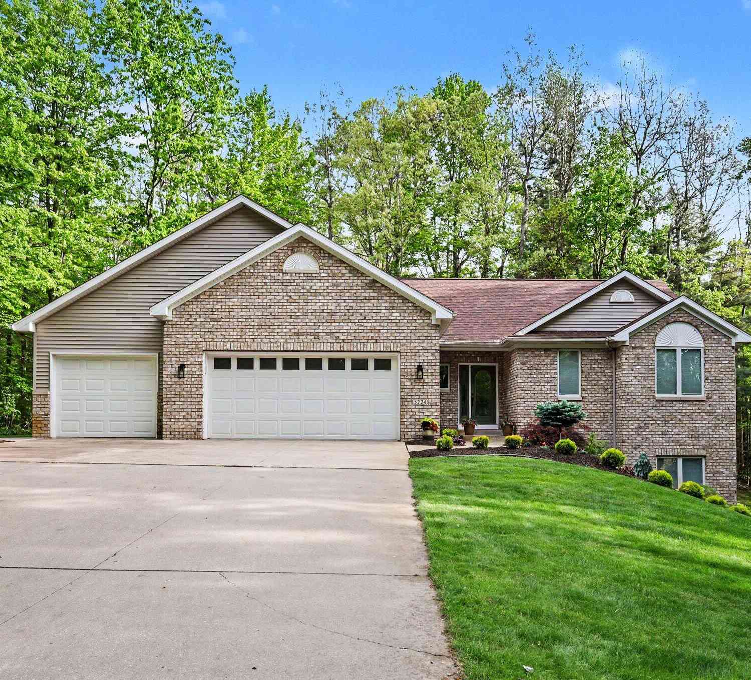 Homes For Sale - 5224 Bonasa Drive<br/> Rockford, MI 49341