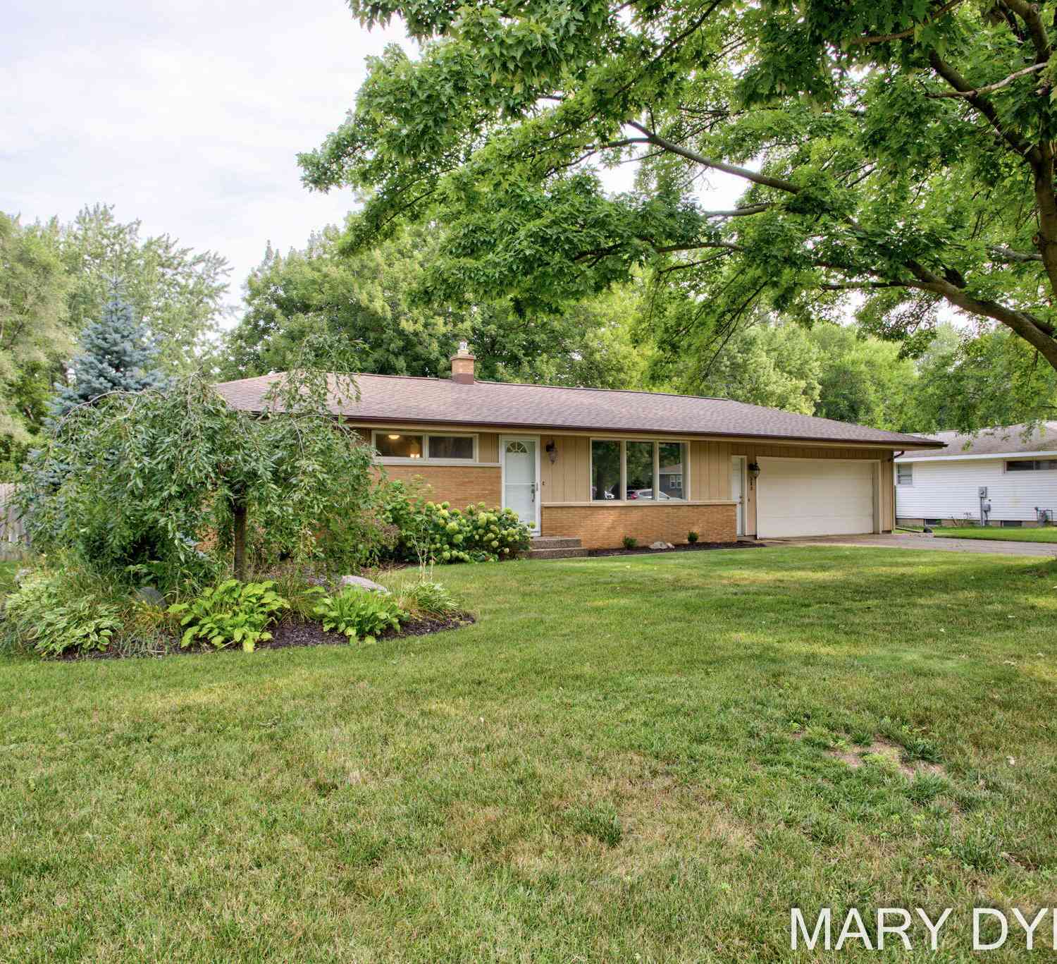 Homes For Sale - 585 Huizenga Avenue<br/> Zeeland, MI 49464