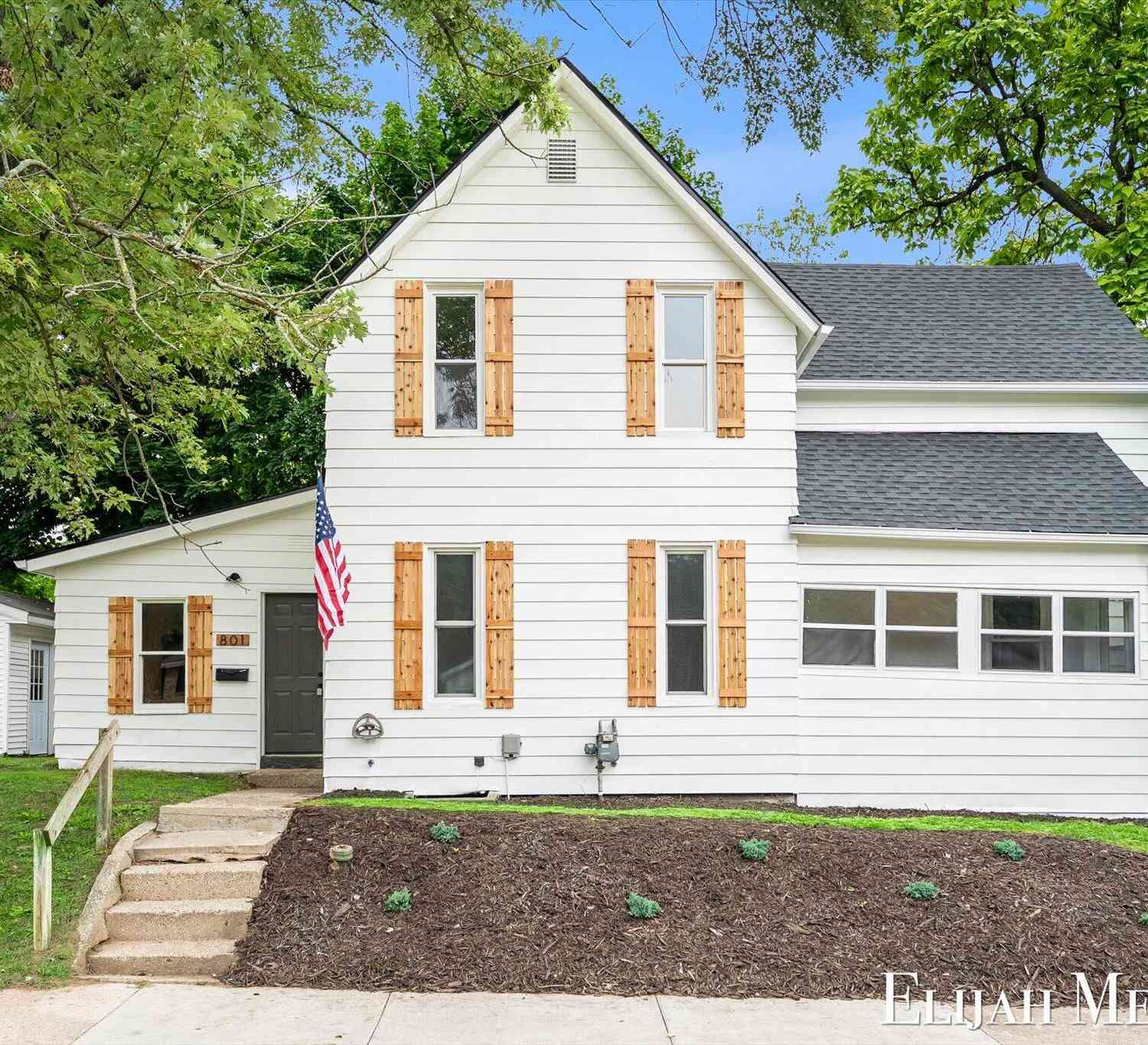 Homes For Sale - 801 Coldbrook Street<br/> Grand Rapids, MI 49503
