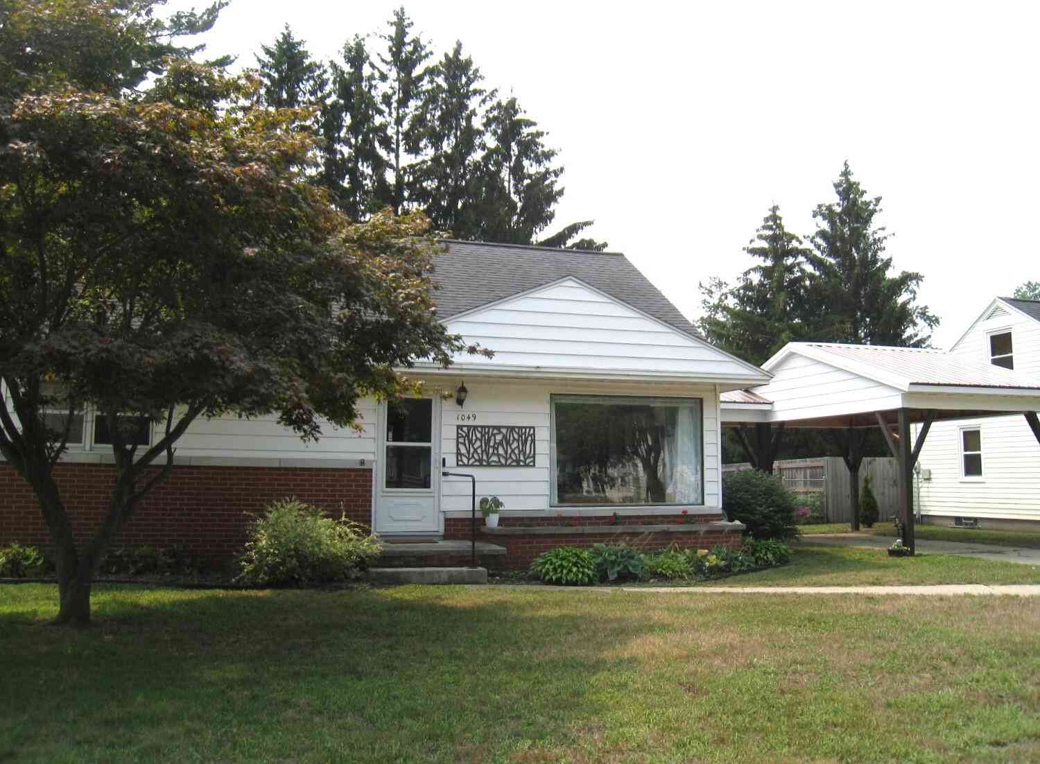 Homes For Sale - 1049 W Summit Avenue<br/> Muskegon, MI 49441