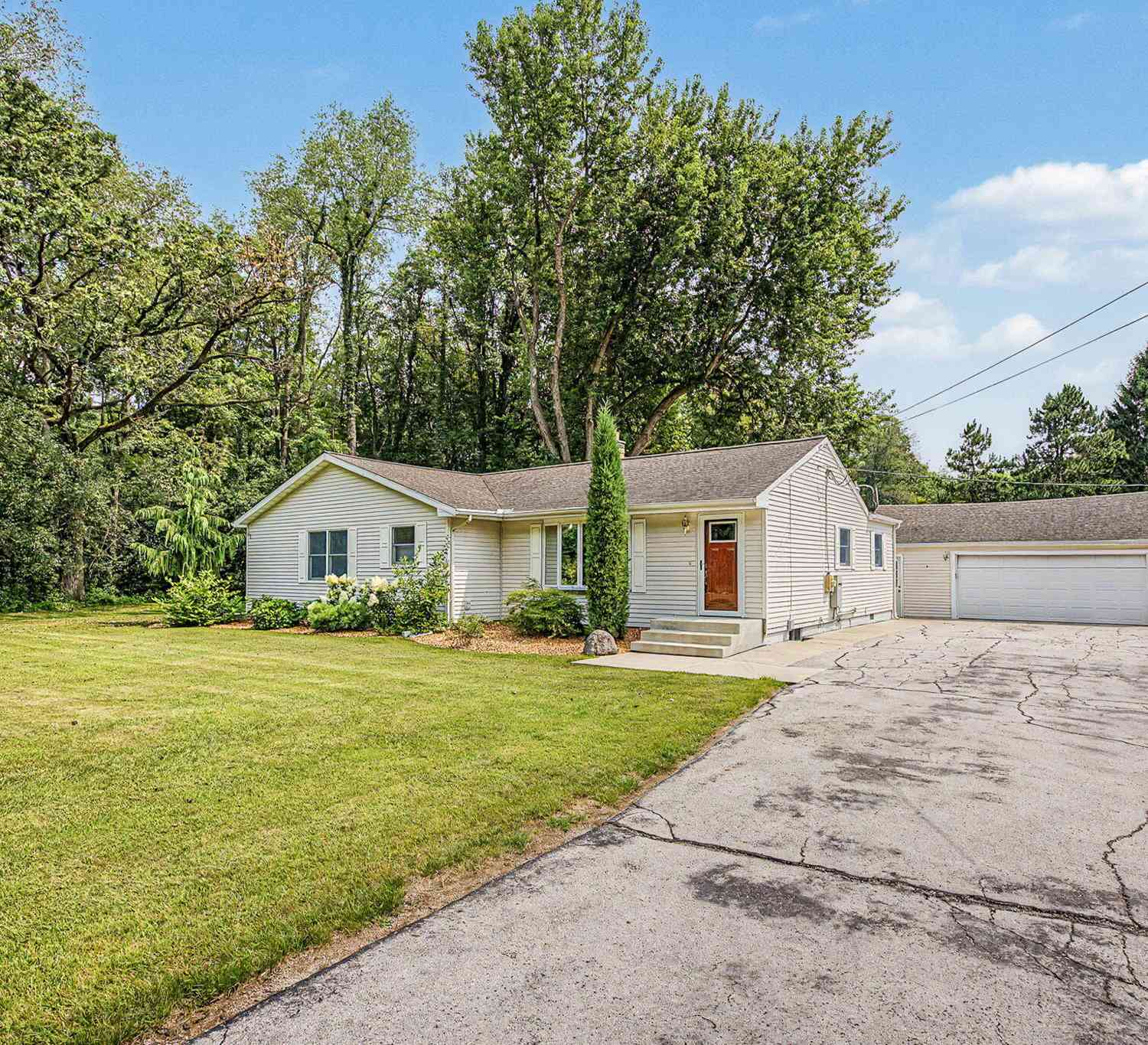 Homes For Sale - 2511 Reynolds Road<br/> Jackson, MI 49201