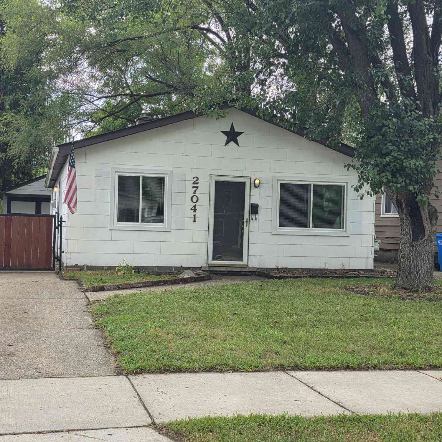 Homes For Sale - 27041 Brettonwoods Street<br/> Oakland County, Madison Heights, MI 48071