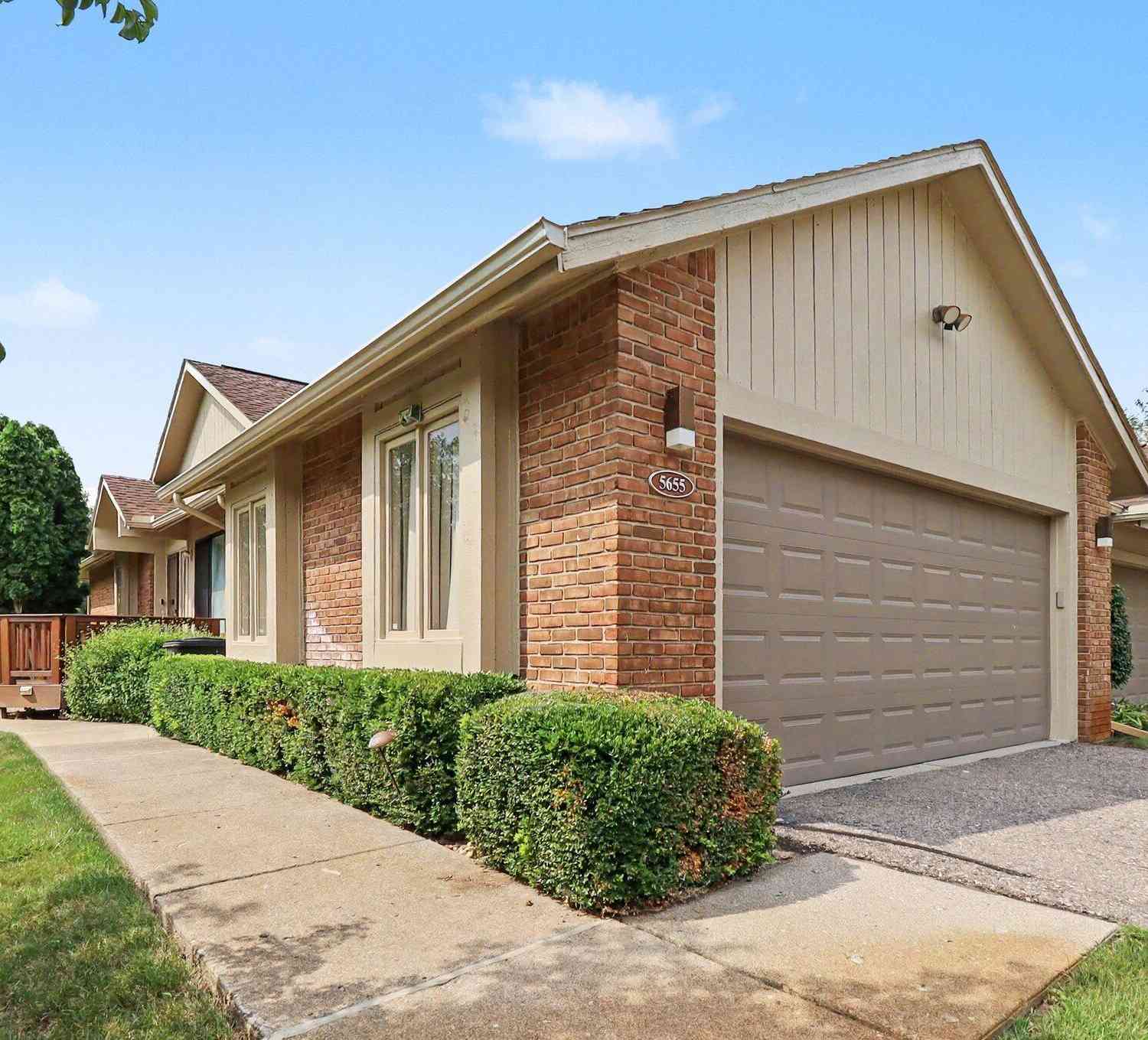 Condo For Sale - 5655 Hillcrest Circle<br/> West Bloomfield, MI 48322
