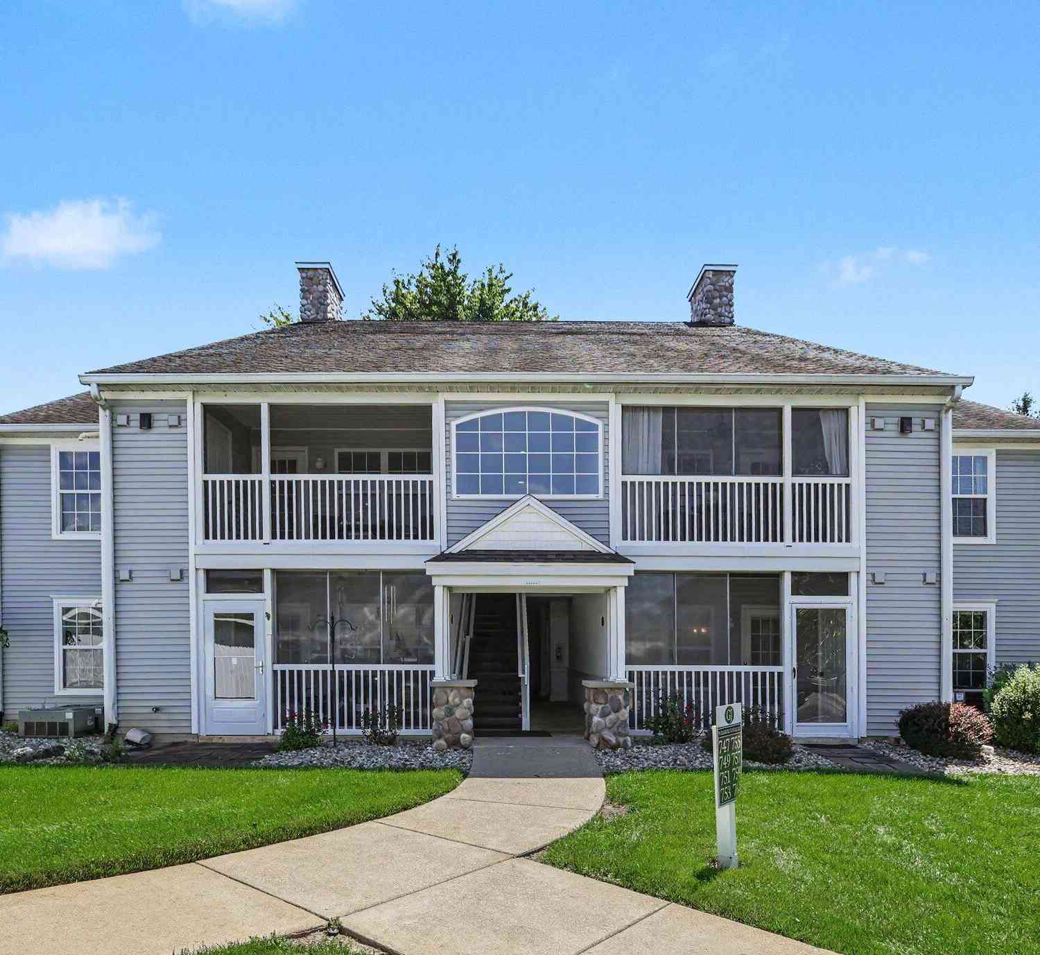 Condo For Sale - 749 W Barrington Circle<br/> Jackson, MI 49203