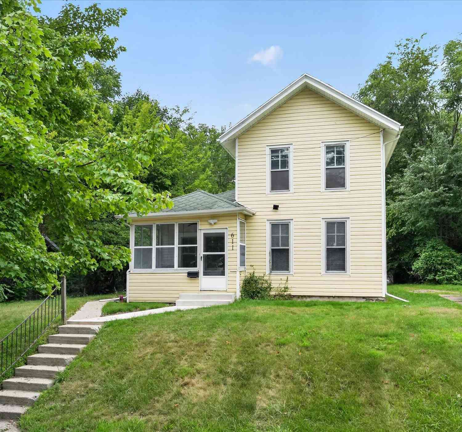 Homes For Sale - 611 Oakhill Avenue<br/> Jackson, MI 49201