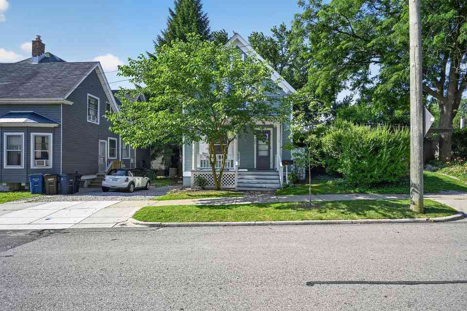 Homes For Rent - 207 W Jefferson Street<br/> Ann Arbor, MI 48103
