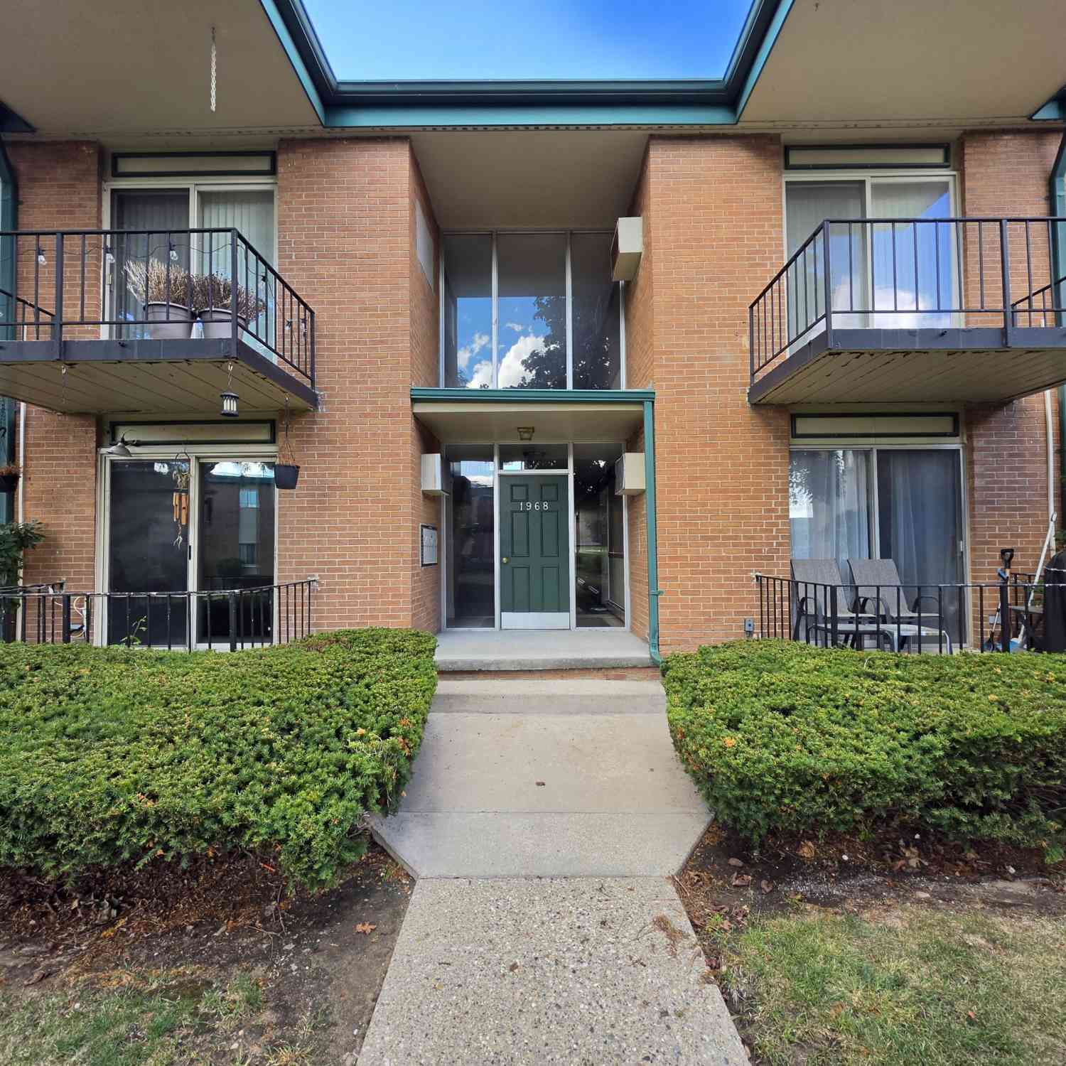 Condo For Sale - 1968 Axtell Drive #1<br/> Troy, MI 48084