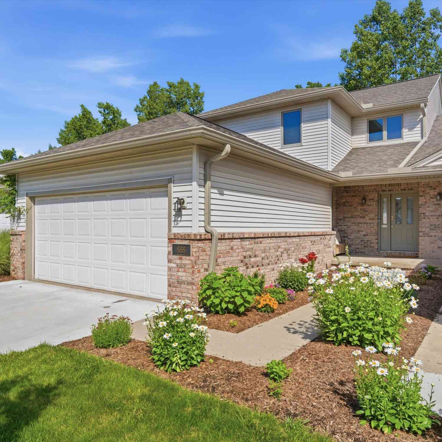 Condo For Sale - 555 Sycamore Circle<br/> Saline, MI 48176