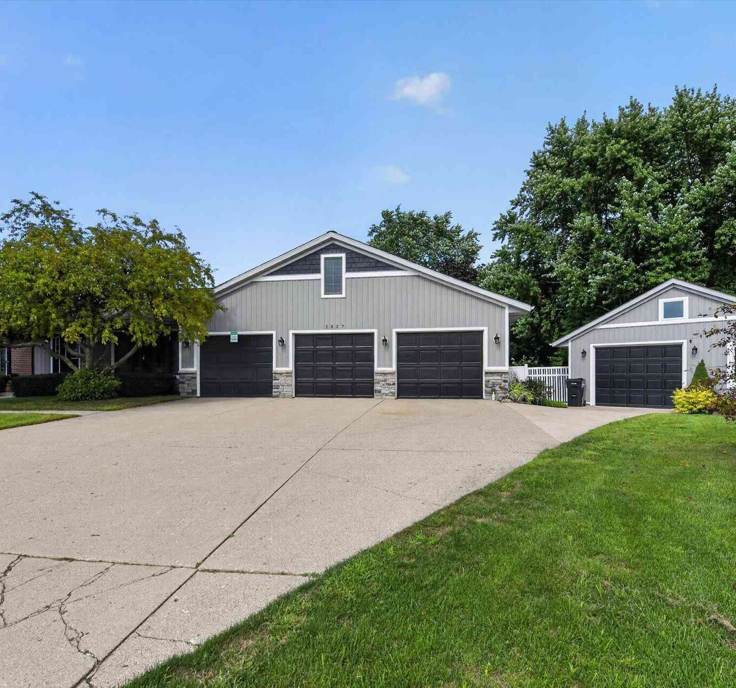 Homes For Sale - 2827 Florence Drive<br/> Wyoming, MI 49418