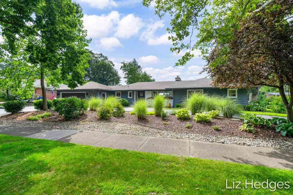 Homes For Sale - 1949 Meadowfield Drive<br/> Grand Rapids, MI 49505