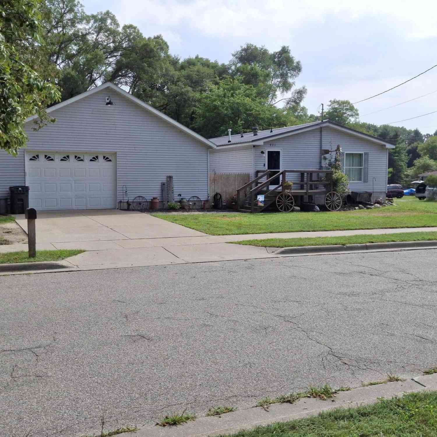 Homes For Sale - 931 W Barney Avenue<br/> Muskegon, MI 49441