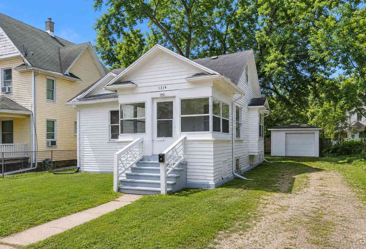 Homes For Sale - 1314 Clinton Avenue<br/> Kalamazoo, MI 49001