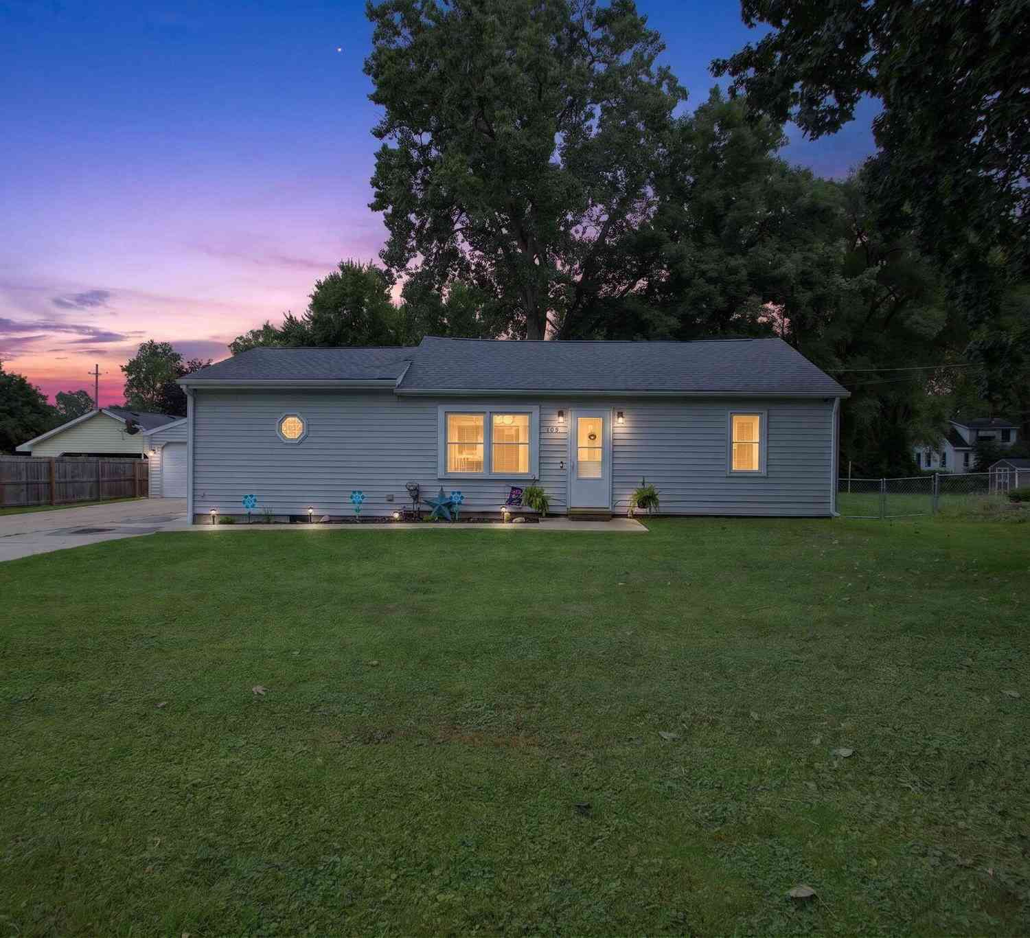 Homes For Sale - 717 23rd Street<br/> Jackson, MI 49203