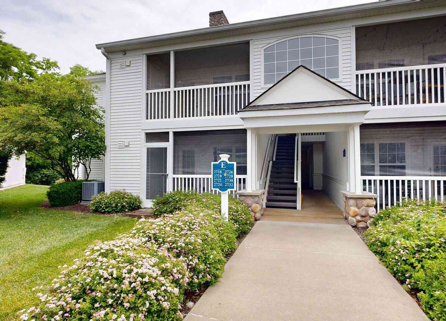 Condo For Rent - 2718 S Knightsbridge Circle<br/> Ann Arbor, MI 48105