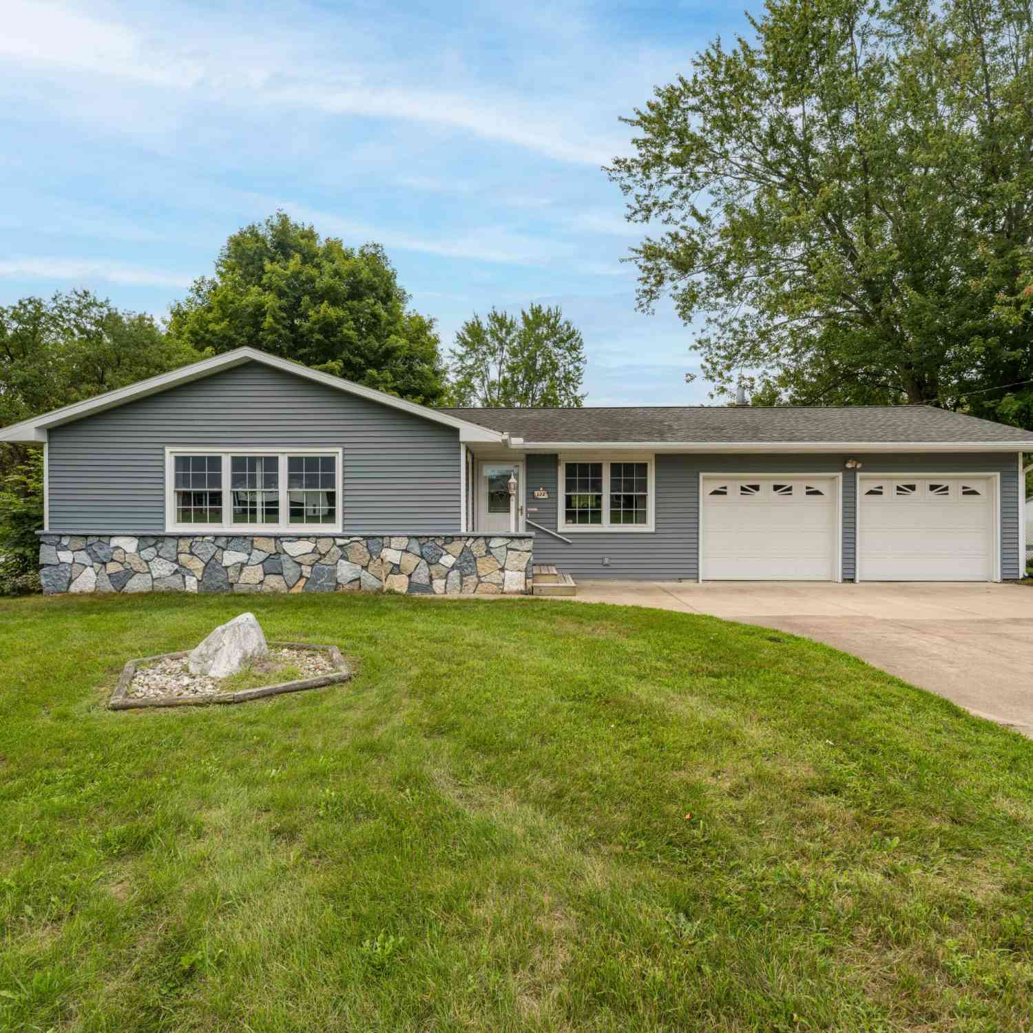 Homes For Sale - 102 Sherwood Drive<br/> Hastings, MI 49058