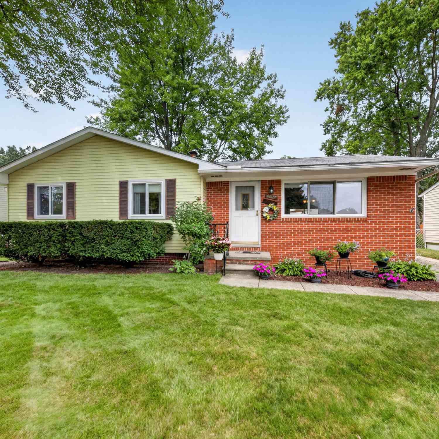 Homes For Sale - 9027 Butwell Street<br/> Livonia, MI 48150