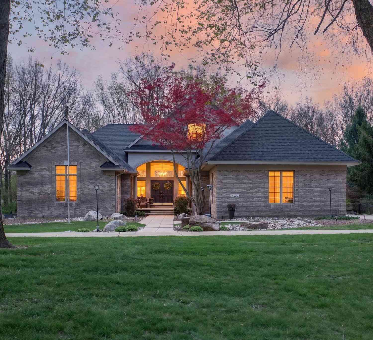 Homes For Sale - 4929 Country Lane<br/> Jackson, MI 49201
