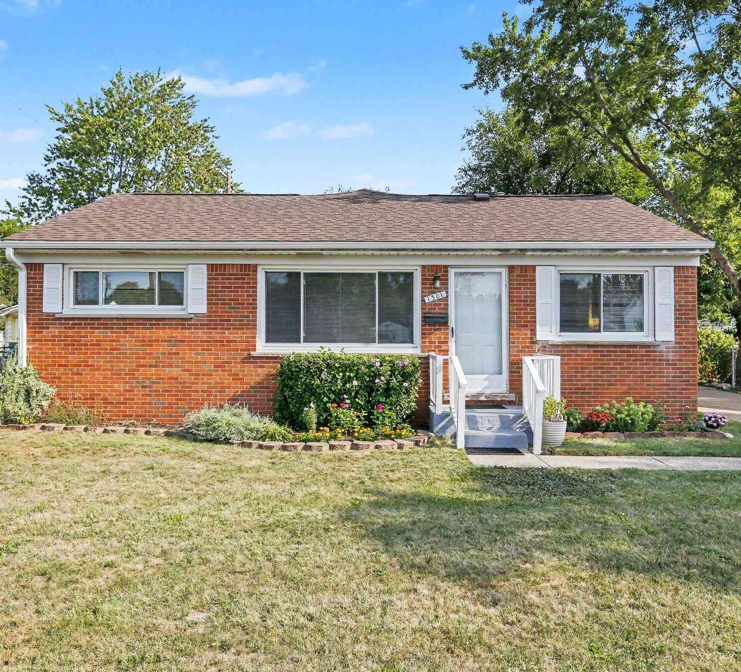 Homes For Sale - 1301 Duncan Avenue<br/> Ypsilanti, MI 48198