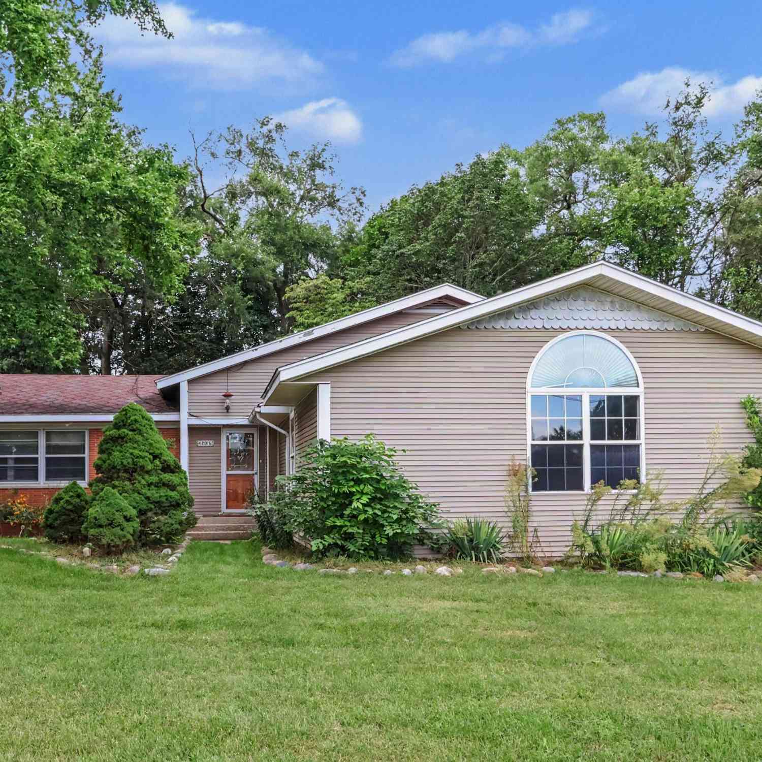 Homes For Sale - 42910 Evergreen Park Drive<br/> Decatur, MI 49045