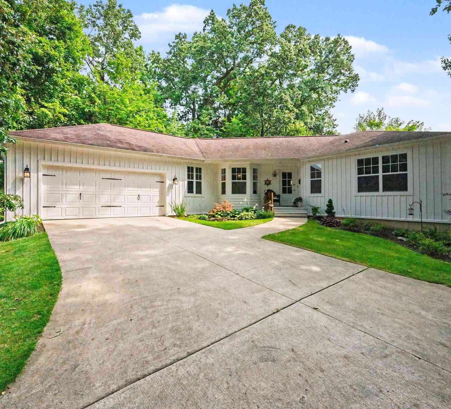 Homes For Sale - 368 Summerset Drive<br/> Kalamazoo, MI 49009