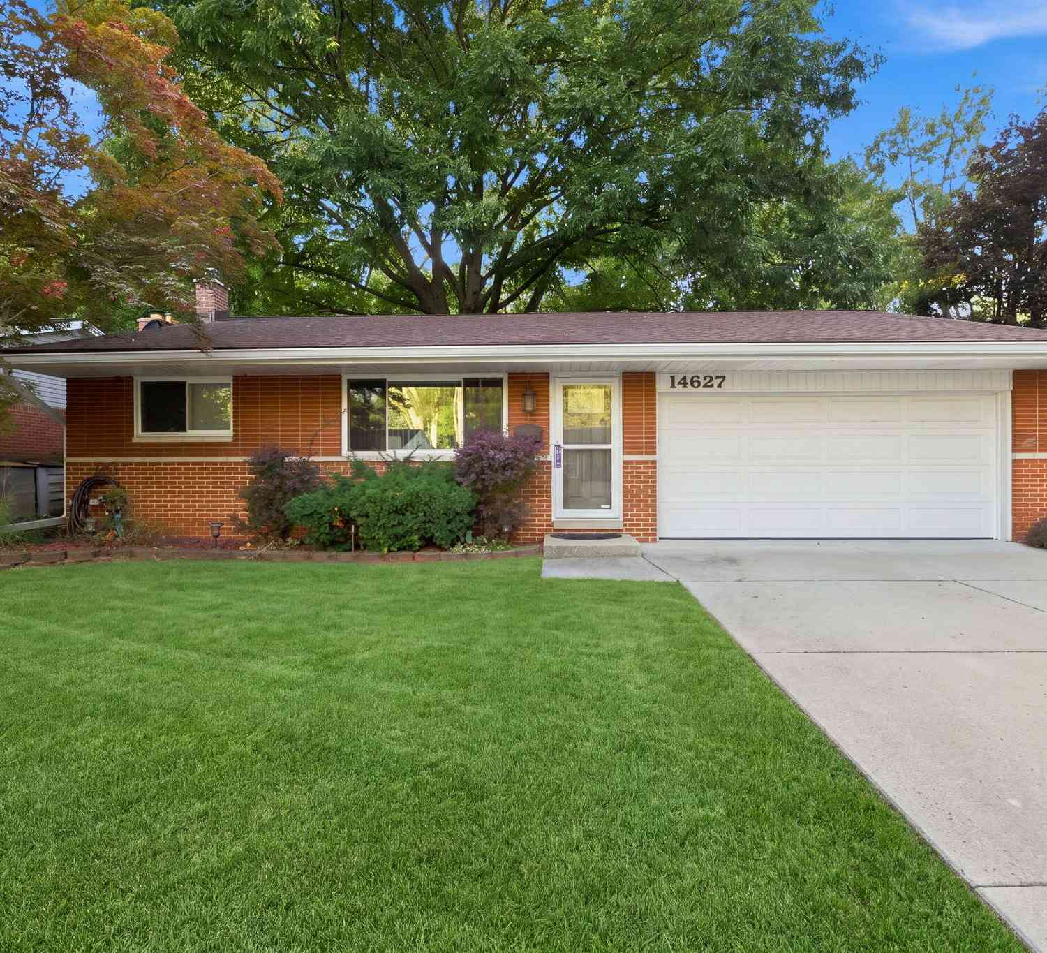 Homes For Sale - 14627 Ellen Drive<br/> Livonia, MI 48154