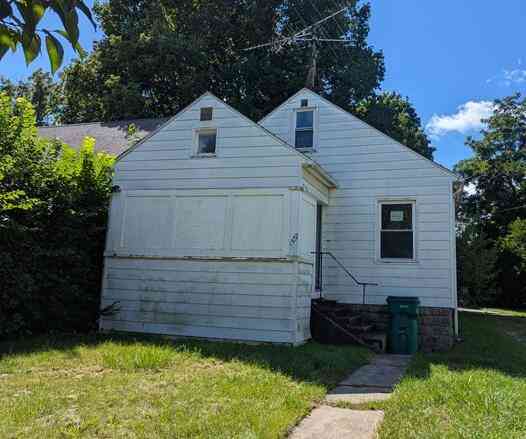 Homes For Sale - 1527 Robertson Avenue<br/> Lansing, MI 48915