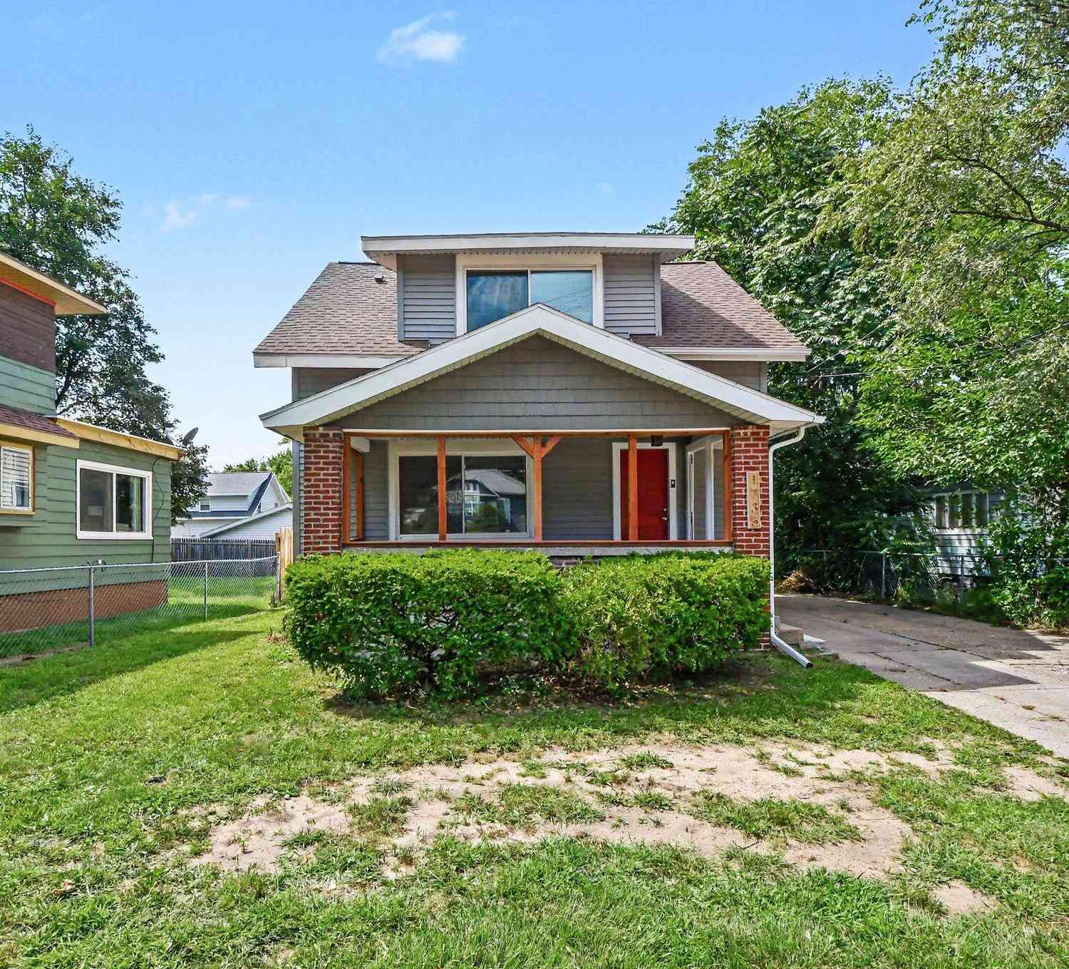 Homes For Sale - 1735 Kalamazoo Avenue<br/> Grand Rapids, MI 49507